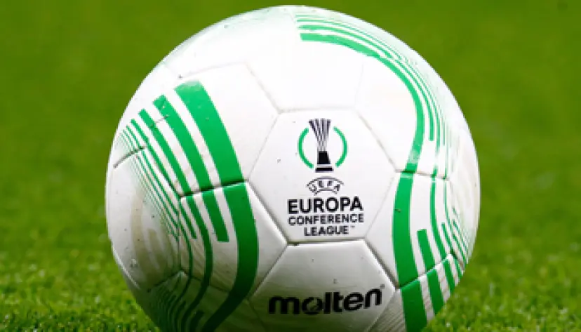 Le ballon de l'Europa Conférence League sur un terrain de football