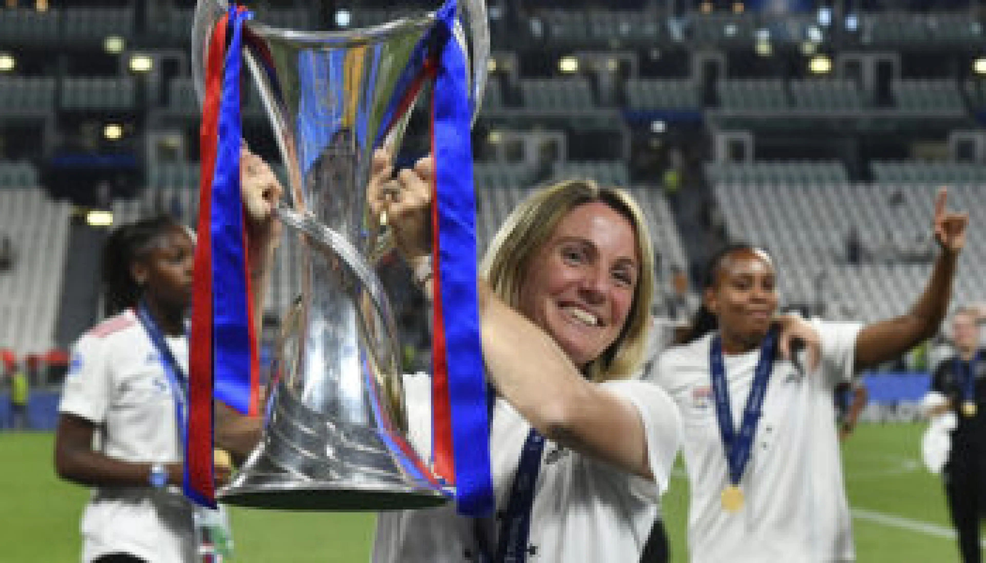 Finale de la Ligue des champions féminine, paris sur le footballDescription: Sonia Bompastor, entraîneur de l'Olympique Lyonnais, tient le trophée à la fin du match de la Ligue des champions contre Barcelone.